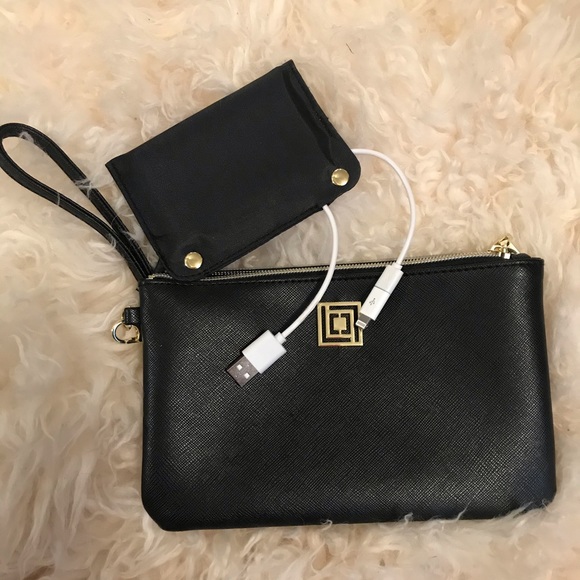 ❣️ SALE ❣️ Liz Claiborne wristlet - Picture 2 of 4